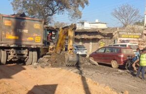 केशकाल में एनएच-30 का उन्नयन कार्य मुख्य बाजार तक पहुंचा, बढ़ा ट्रैफिक जाम — नगरवासियों की बढ़ी परेशानी