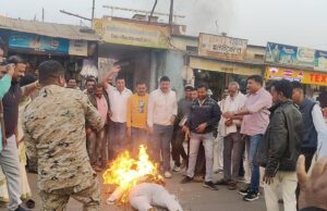 ईडी की द्वेषपूर्ण कार्रवाई के विरोध में गौरेला–पेंड्रा–मरवाही में जिला कांग्रेस ने ईडी का फूंका पुतला