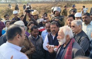 अमेरा प्रबंधन ने पुलिस बल की मौजूदगी में जमीन सीमांकन की कार्रवाई कांग्रेस का प्रतिनिधि मंडल पहुंचा परसोडीकला प्रभावित ग्रामीणों से की मुलाकात।