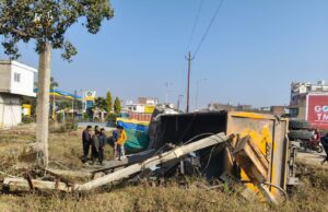 अनियंत्रित ट्रेलर ट्रांसफार्मर और स्ट्रीट लाइट को ठोकर मारते हुए पलटी बाल बाल बचा चालक