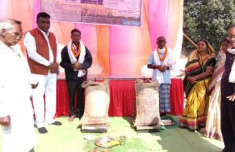 कुदमुरा उपार्जन केंद्र में धान खरीदी सीजन का शुभारंभ: विधायक फूलसिंह राठिया एवं ज़िला पं. सदस्य रेणुका, जनपद अध्यक्ष श्रीमती बिजमोती राठिया ने किसानों का माल्यार्पण कर बढ़ाया उत्साह