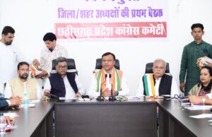 जिला कांग्रेस अध्यक्षों की बैठक में शामिल हुए मौर्य