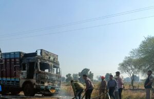 आरंग-खरोरा मुख्य मार्ग में चावल से भरे ट्रक में लगी भीषण आग