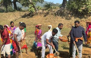 जल संरक्षण के लिए श्रमदान जरूरी, ग्राम चंदेनार में विधायक की अभिनव पहल जनप्रतिनिधियों संग जिले के आला अधिकारियों ने भी किया श्रमदान