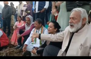 अखिल भारतीय कांग्रेस कमेटी के 10 सदस्य जांच समिति पहुंची परसोडी कला आम आदमी पार्टी का जांच दल पहुंचा ग्राम परसोडी कला ग्रामीण के आंदोलन को दिया समर्थन।