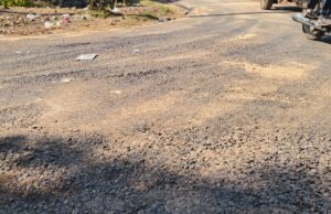 बीएसपी की खानापूर्ति वाले मरम्मत की सड़क बनते ही लगी उखाड़ने , अधिकारी मौन