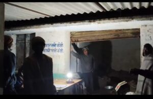 कड़ाके की ठंड के बीच रात में शासकीय उचित मूल्य दुकान का संचालन जान जोखीम में डालकर रात में लोग राशन उठाने को मजबूर।