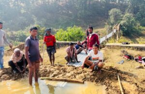 विभागीय उदासीनता किसान देसी जुगाड़ के माध्यम से खेतों में पहुंचा रहे नहर का पानी।