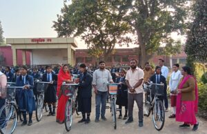 मुख्यमंत्री सरस्वती साइकिल योजना से छात्राओं को मिला संबल, कुदमुरा आत्मानंद स्कूल में 79 छात्राओं को जनप्रतिनिधियों ने वितरित की साइकिलें