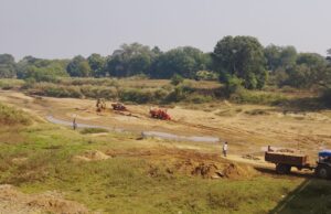 सरकारी सड़क निर्माण में अवैध रेत का उपयोग!