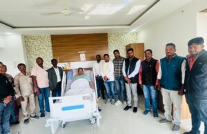 रायपुर रामकृष्ण केयर अस्पताल में भर्ती लुण्ड्रा विधायक प्रबोध मिंज से मिलने पहुंचे कुन्नी और दारिमा भाजपा मंडल के पदाधिकारी।