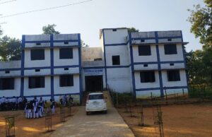 हाई स्कूल में पेयजल और बिजली की समस्या से जूझ रहे विद्यार्थी