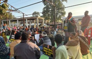 मनरेगा से महात्मा गांधी का नाम हटाए जाने के विरोध में कांग्रेस का धरना