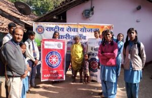 शासकीय उच्चतर माध्यमिक विद्यालय करीतगांव की एनएसएस इकाई ने मालगांव में चलाया ‘सुरक्षित पारा सुरक्षित लईकामन’ अभियान घर घर लगाए सेहत और स्वच्छता के पोस्टर