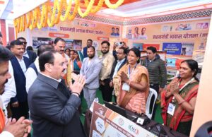 केन्द्रीय स्वास्थ्य मंत्री श्री जे.पी. नड्डा और मुख्यमंत्री श्री विष्णु देव साय ने जनादेश परब में विभागीय स्टॉलों का किया अवलोकन, पात्र हितग्राही विभिन्न योजनाओं से हुए लाभान्वित