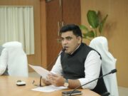 फोटोयुक्त निर्वाचक नामावलीः-विशेष गहन पुनरीक्षण राजनैतिक दलों की उपस्थिति में कलेक्टर ने फोटोयुक्त निर्वाचक नामावलियों का किया प्रारंभिक प्रकाशन