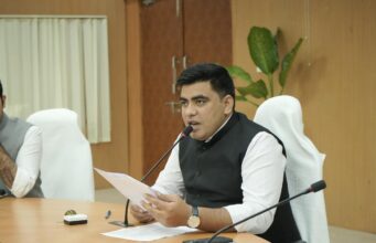 फोटोयुक्त निर्वाचक नामावलीः-विशेष गहन पुनरीक्षण राजनैतिक दलों की उपस्थिति में कलेक्टर ने फोटोयुक्त निर्वाचक नामावलियों का किया प्रारंभिक प्रकाशन