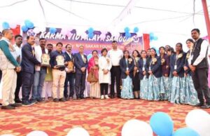 कर्मा विद्यालय समोदा की वार्षिकोत्सव में रंगारंग सांस्कृतिक कार्यक्रम की प्रस्तुति आरू साहू ने अपनी गीत से बांधा समां