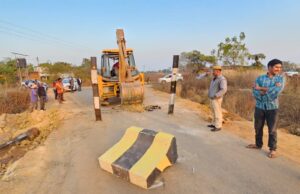 सक्ती टोल प्लाजा के कर्मी द्वारा अवैध रूप से बाईपास रोड को जाम किया