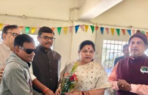 दृष्टिबाधित विद्यालय में सांसद कमलेश ने मनाया जन्मोत्सव…