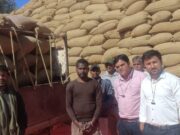 पुहपुटरा उपार्जन केंद्र से 65 बोरी अवैध धान जप्त।