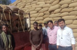 पुहपुटरा उपार्जन केंद्र से 65 बोरी अवैध धान जप्त।