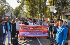 कर्मचारियों ने धरना देने के बाद रैली निकालकर “मोदी की गारंटी” पूरा करने सहित 11 सूत्रीय मांग का ज्ञापन सौंपा