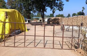 टोकन नहीं मिलने से परेशान किसानों ने बंद किया खरीदी केंद्र का मेन गेट ; गेट के बाहर धरने पर बैठे खोडरी के किसान