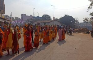 कलश यात्रा के साथ हुई 24 कुण्डीय गायत्री महायज्ञ का शुभारंभ उमड़ा आस्था का सैलाब।