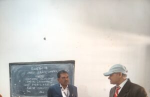 परीक्षा केंद्र में डीईओ बस्तर बलिराम बघेल और बीओ जगदलपुर राजेश गुप्ता के द्वारा निरीक्षण किया गया