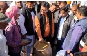 कोटा विधायक अटल श्रीवास्तव ने रतनपुर धान खरीदी केंद्र में की किसान जन चौपाल ; ऑनलाइन टोकन व्यवस्था की समस्याओं पर जताई चिंतारतनपुर