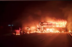 आंध्र प्रदेश में भीषण सड़क हादसा: बस–कंटेनर की टक्कर के बाद लगी आग, 3 की जलकर मौत