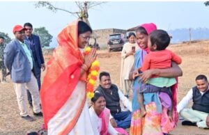 आजादी के बाद पहली बार ग्राम पंचायत टाटीझरिया पहुंचीं सामरी विधायक, चौपाल लगाकर सुनीं ग्रामीणों की समस्याएं