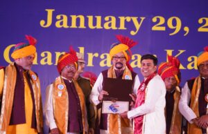 जनपद कुसमी के CEO डॉ. अभिषेक पांडे को मिला विश्वविद्यालय टॉपर गोल्ड मेडल, राज्यपाल रमन डेका के हाथों हुआ सम्मान