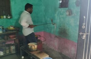 किचन में गैस सिलेंडर के पिछे फन फैलाए बैठा था नाग, नोवा नेचर की टीम ने किया सुरक्षित रेस्क्यू