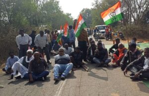 धान खरीदी में अव्यवस्था के खिलाफ कांग्रेस का चांदो में चक्काजाम