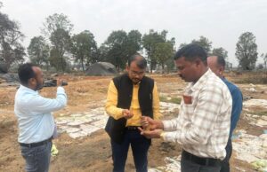 धान खरीदी व्यवस्था सुदृढ़ करने कलेक्टर श्री अमित कुमार का नयापारा संग्रहण केंद्र पर औचक निरीक्षण