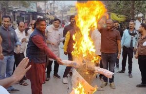 उपमुख्यमंत्री पर पूर्व मुख्यमंत्री भूपेश बघेल की अपमानजनक टिपण्णी से आक्रोशित भाजपा कार्यकर्त्ता, किया पुतला दहन