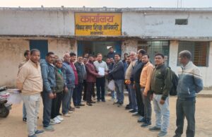 छत्तीसगढ़ सहायक शिक्षक समग्र शिक्षक फेडरेशन ने वीएसके एप के विरोध में मुख्यमंत्री के नाम बीईओ को सोपा ज्ञापन।