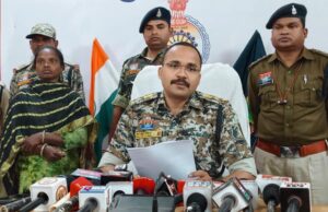 5 लाख की इनामी महिला नक्सली भूमिका उर्फ गीता ने धमतरी SP ऑफिस में किया आत्मसमर्पण – नगरी एरिया कमेटी सदस्य एवं गोबरा एलओएस कमांडर के रूप में थी सक्रिय