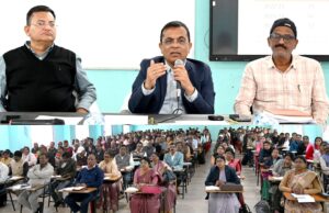 कलेक्टर ने ली शासकीय हाई स्कूल एवं हायर सेकेंडरी के प्राचार्यों की बैठक