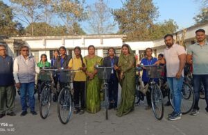 शासकीय स्कूल आदर्श नगर कुसमुंडा में बांकीमोंगरा पालिका अध्यक्ष श्रीमती सोनी झा ने किया 65 छात्राओं को साइकिल वितरण।
