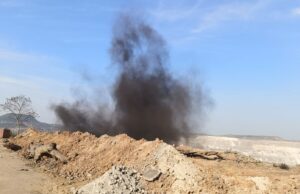 दीपका खदान में ब्लास्टिंग की वजह से बेकसूर राह चलते आदमी की मौत