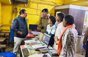 बैंकों में बढ़ती भीड़ को लेकर आरंग थाना प्रभारी ने बैंकों में सुरक्षा का लिया जायजा