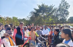 भाजपा प्रदेश अध्यक्ष एवं विधायक किरण देव और सांसद महेश कश्यप ने छात्राओं को किया साइकिल वितरण