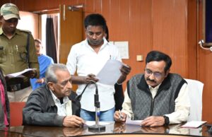 अपर कलेक्टर श्री आर के तंबोली ने जनदर्शन में सुनी आमजनों की मांग एवं समस्याएं