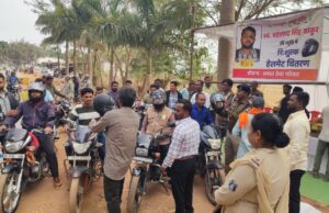 स्वर्गीय प्रहलाद सिंह ठाकुर की स्मृति में सहकर्मियों ने किया निःशुल्क हेलमेट वितरण