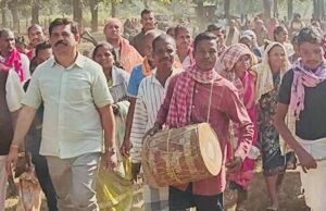 अबूझमाड़ के दुर्गम गांवों में पहली बार हुई किसी विधायक की आमद, विक्रम मंडावी को देख खुशी से झूम उठे ग्रामीण