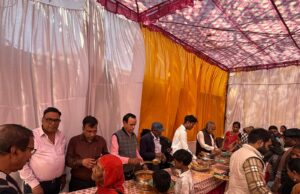 मंत्री निवास व जय दुर्गा राइस मिल परिसर में गरीब जरूरत मंदों को मकर संक्रांति पर्व के अवसर पर कराया गया दरिद्र नारायण भोजन।।