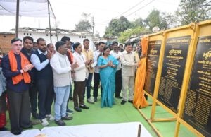 उद्योग मंत्री श्री लखन लाल देवांगन ने दर्री क्षेत्र क़े 5 शासकीय स्कूलों को नवीन भवन की दी सौगात, 2.30 करोड़ क़े विभिन्न विकास कार्यों की रखी नींव